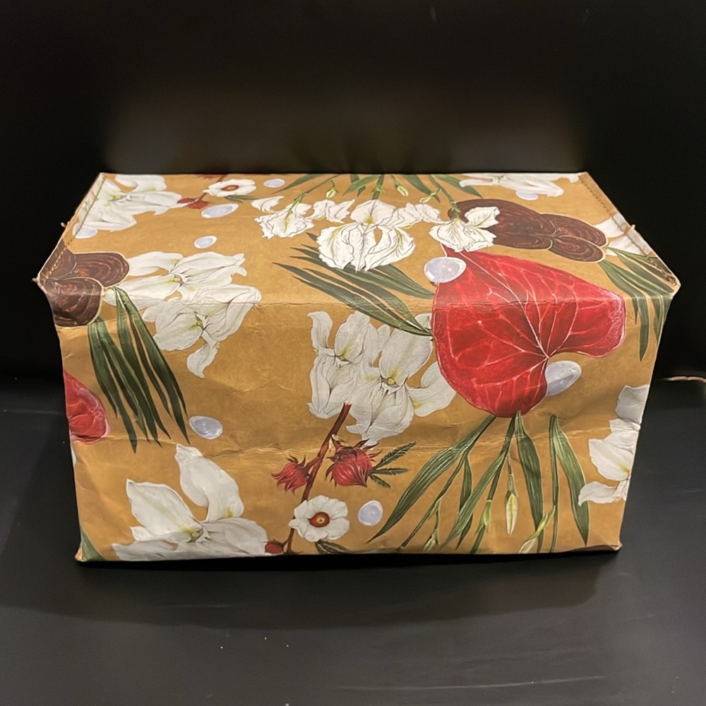 Brand New Shiseido Rectangular Paper Zippered Pouch - Picture 6 of 8